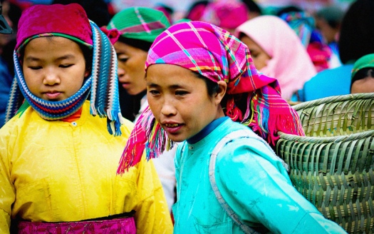Des femmes ethniques colorées au marché à Dong Van, Ha Giang  