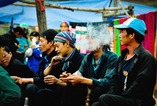 Les hommes ethniques se rencontrent au marché forain à Ha Giang 