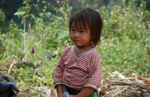 Enfant défavorisé dans le village Lung Tam Ha Giang