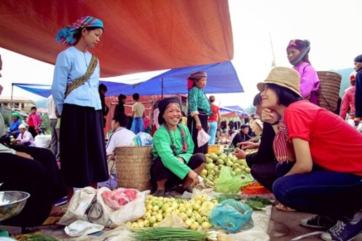 Les voyageurs vont au marché dans la province de Ha Giang 