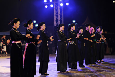 Les Tày pratiquent les danses populaires durant la fête de la Lune